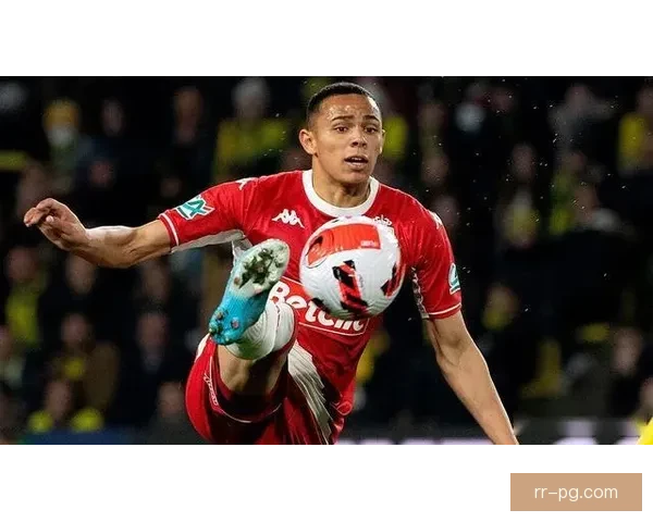 万德松在摩纳哥右路表现出色引领球队攻防节奏